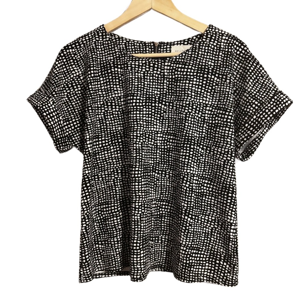 Melloday Black and White Women's Top With 1/4 Zip Back Size Small